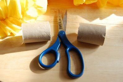 Как сделать подарок из туалетной бумаги?